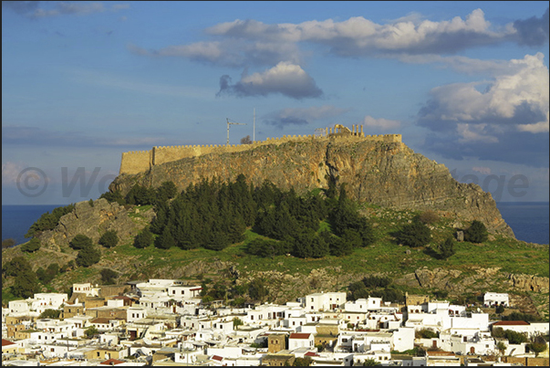 The fortress of Lindos overlooks the small fishing village (east coast) The fortress of Lindos overlooks the small fishing village (east coast)