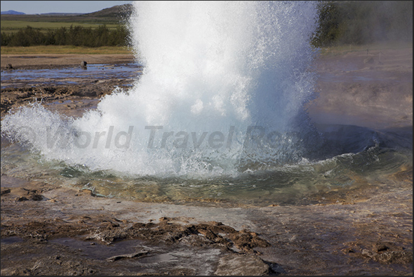 Selfoss, Park of Geyser. The geyser explodes Selfoss, Park of Geyser. The geyser explodes