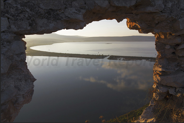 The narrow strip of land separating the pond of Ghialova (bottom) with the Bay of Navarino