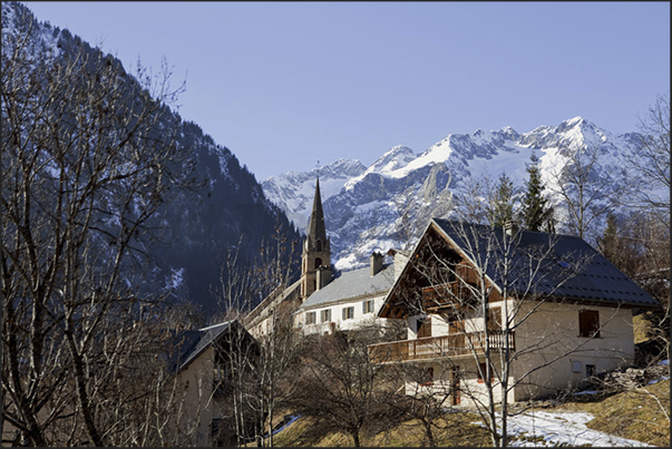 The small village of Venosc accessible from 2 Alpes center by cable car The small village of Venosc accessible from 2 Alpes center by cable car