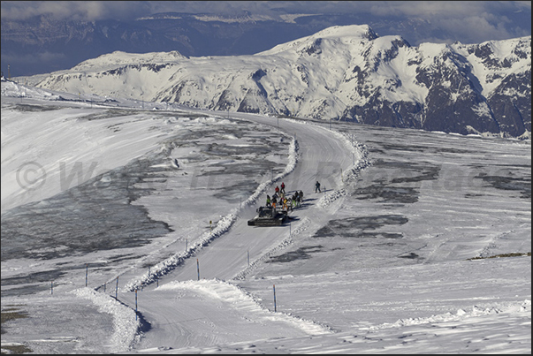 With the snowcat, the skiers are towed up to the Pic de la Grave (3669 m) With the snowcat, the skiers are towed up to the Pic de la Grave (3669 m)