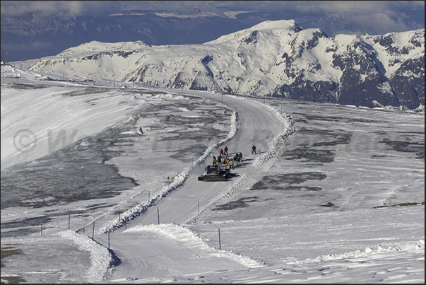 With the snowcat, the skiers are towed up to the Pic de la Grave (3669 m)