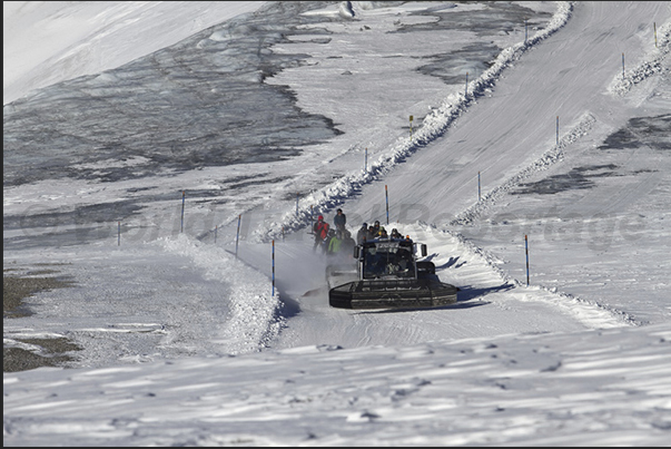 With the snowcat, the skiers are towed up to the Pic de la Grave, point of union between the glaciers of La Girose and Mantel With the snowcat, the skiers are towed up to the Pic de la Grave, point of union between the glaciers of La Girose and Mantel