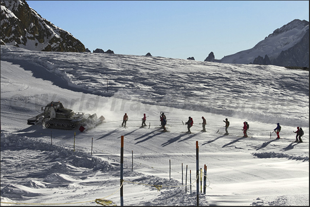 With the snowcat, the skiers are towed up to the Pic de la Grave, point of union between the glaciers of La Girose and Mantel With the snowcat, the skiers are towed up to the Pic de la Grave, point of union between the glaciers of La Girose and Mantel