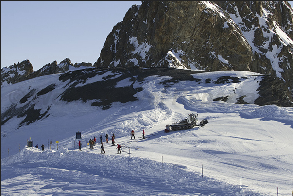With the snowcat, the skiers are towed up to the Pic de la Grave, point of union between the glaciers of La Girose and Mantel With the snowcat, the skiers are towed up to the Pic de la Grave, point of union between the glaciers of La Girose and Mantel