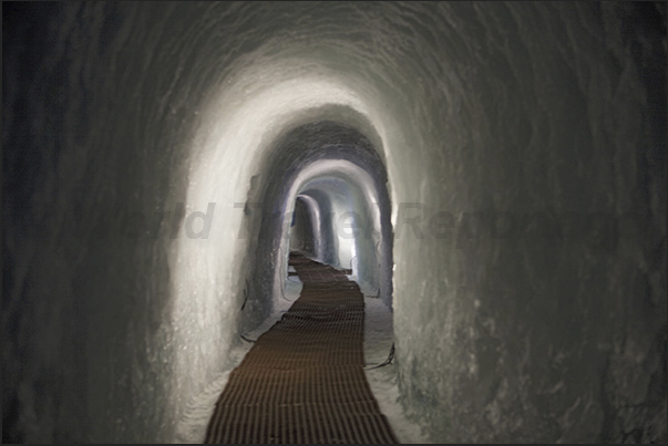 Entrance to the cave dug in Mantel glacier at 3200 m