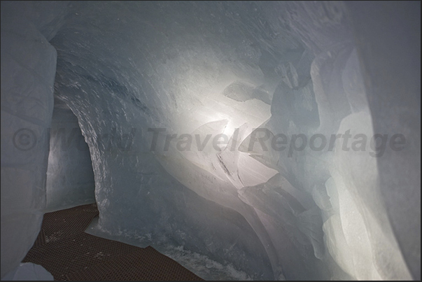 Inside the cave carved into the glacier, they were created several sculptures that lead the visitor on a journey in the ice age Inside the cave carved into the glacier, they were created several sculptures that lead the visitor on a journey in the ice age