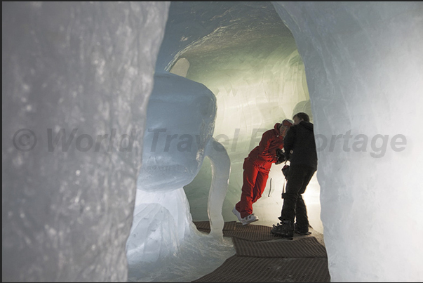 Inside the cave carved into the glacier, they were created several sculptures that lead the visitor on a journey in the ice age Inside the cave carved into the glacier, they were created several sculptures that lead the visitor on a journey in the ice age