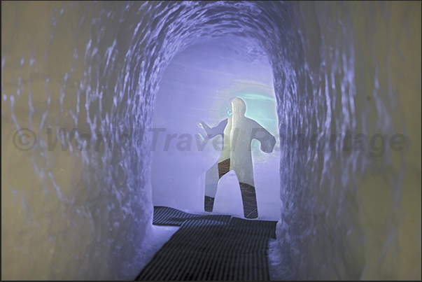Inside the cave carved into the glacier, they were created several sculptures that lead the visitor on a journey in the ice age Inside the cave carved into the glacier, they were created several sculptures that lead the visitor on a journey in the ice age