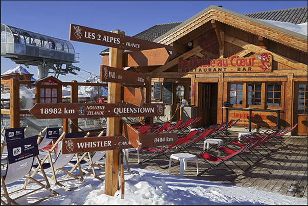 There are several restaurants on the ski slopes for a lunch stop There are several restaurants on the ski slopes for a lunch stop