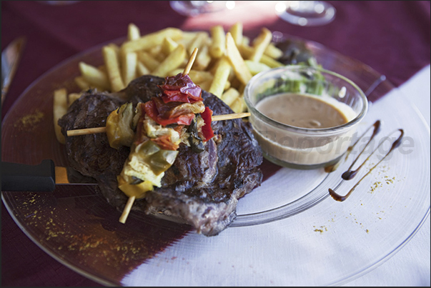 Stop lunch with steak, vegetables and chips