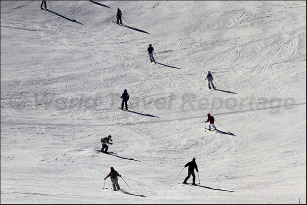 Wide slopes, down from the glacier until you reach the village of 2 Alpes