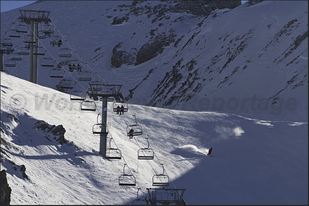 Wide slopes, down from the glacier until you reach the village of 2 Alpes