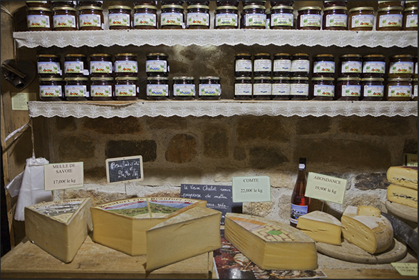 Salami and mountain cheeses are other typical products of the valley Salami and mountain cheeses are other typical products of the valley
