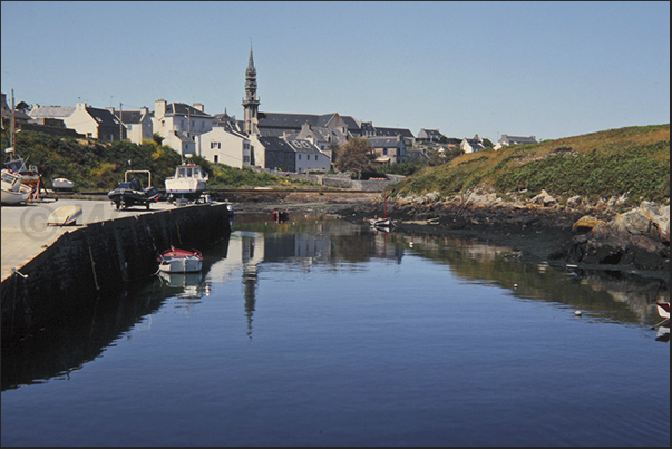 Lampaul the small capital of the island Lampaul the small capital of the island