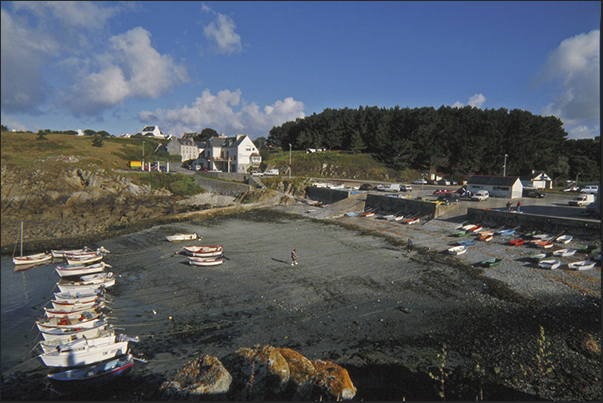 Low tide in fishermen port of Lampaul