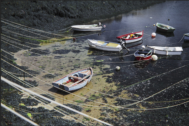The port of Lampaul, low tide The port of Lampaul, low tide