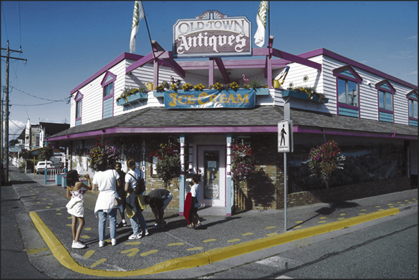 Chemainus (west coast of the island). In this town is possible know the history of this region thanks to murals