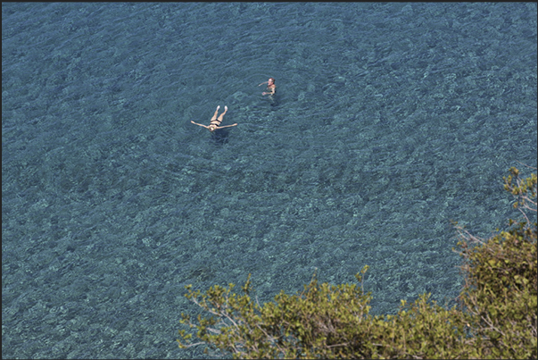 The clear waters of Kalamitsa Bay The clear waters of Kalamitsa Bay