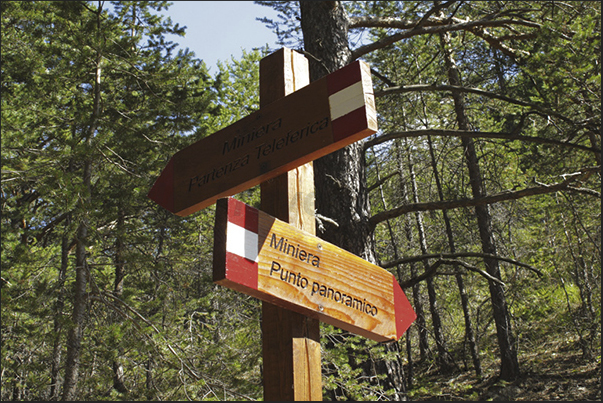 Signals along the trails to the ancient mines