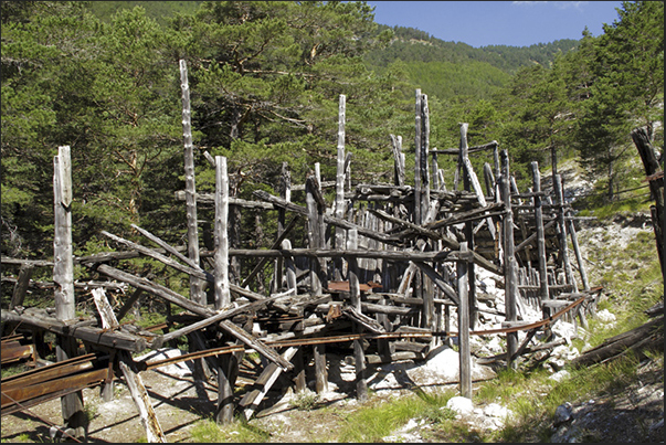 The ruins of the cable car, departure of the carts filled of minerals (1600 m) The ruins of the cable car, departure of the carts filled of minerals (1600 m)