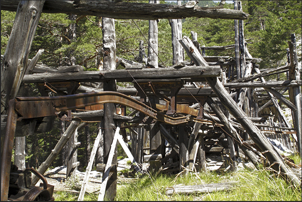 The ruins of the cable car, departure of the little carts filled of minerals The ruins of the cable car, departure of the little carts filled of minerals