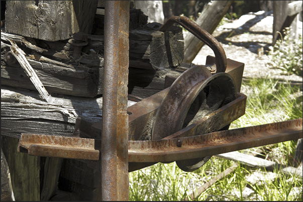 The ruins of the cable car, departure of the little carts filled with minerals