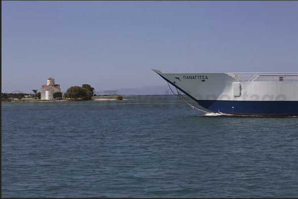 Arrival of the ferries linking the coast to the island of Elafonisos