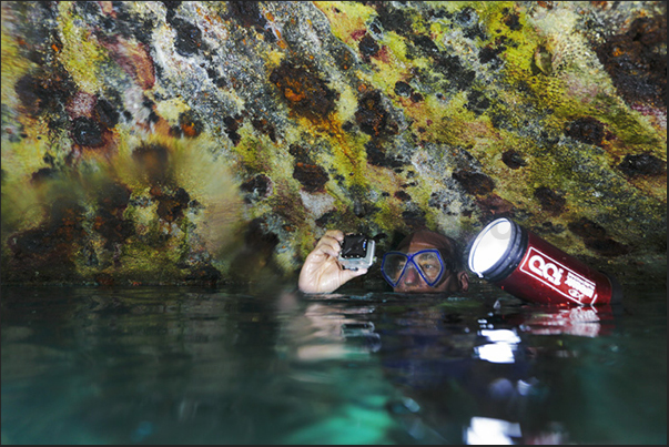 Precontinent II. The interior of the dome and the air bubble generated by divers