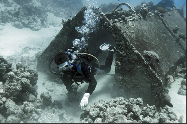 Structure that contains tools and the underwater vehicle to movements the researchers Structure that contains tools and the underwater vehicle to movements the researchers