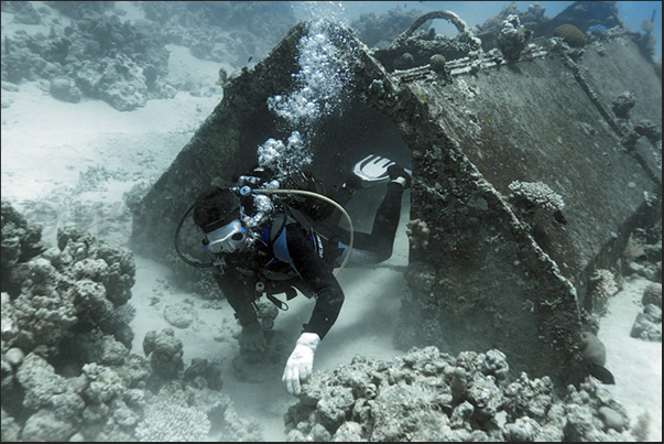 Structure that contains tools and the underwater vehicle to movements the researchers