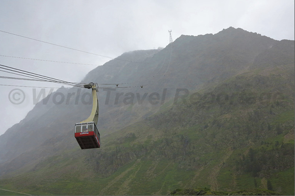 Maso Corto (2011 m). Start of the Glacier cableway to the summit of Mount Grawand (3212 m)