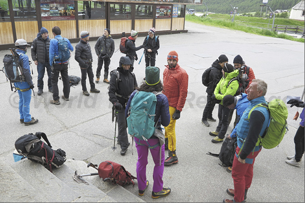 Maso Corto (2011 m). Glacier cableway, a meeting place for hikers visiting the path of Ötzi