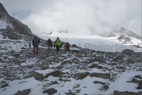 First stretch of the path of Ötzi. It leaves the Mount Grawand descending along the glacier Hochjochfermer First stretch of the path of Ötzi. It leaves the Mount Grawand descending along the glacier Hochjochfermer