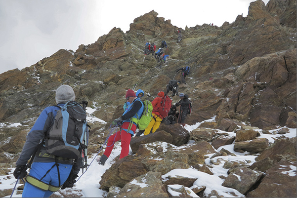 The second part of Ötzi Tour is the short climb to the Schwarze Wand (3170 m) The second part of Ötzi Tour is the short climb to the Schwarze Wand (3170 m)