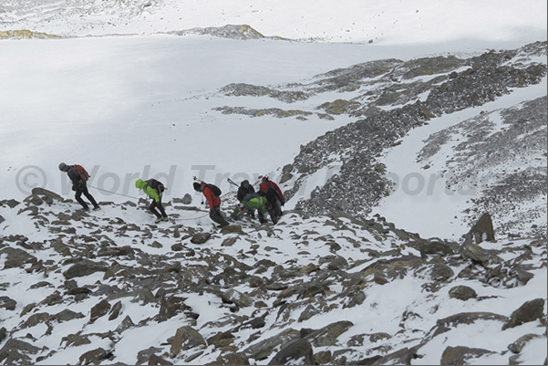 The second part of Ötzi Tour is the short climb to the Schwarze Wand (3170 m) The second part of Ötzi Tour is the short climb to the Schwarze Wand (3170 m)