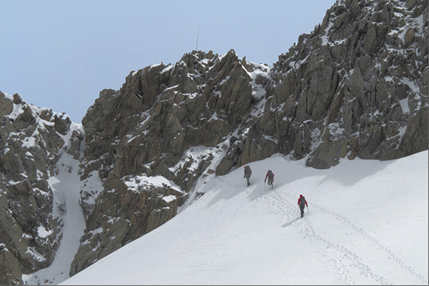 The path continues with a diagonal from Schwarze Wandi (3170) to climb the Hauslabjoch (3210 m) The path continues with a diagonal from Schwarze Wandi (3170) to climb the Hauslabjoch (3210 m)