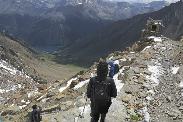 After lunch at the Similaun Refuge (3017 m), begins the descent into the Tisa valley to Maso Corto and Vernago (1700 m) After lunch at the Similaun Refuge (3017 m), begins the descent into the Tisa valley to Maso Corto and Vernago (1700 m)