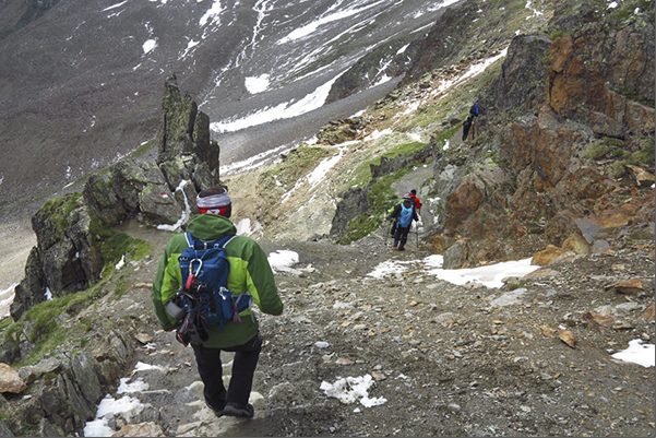 After lunch at the Similaun Refuge (3017 m), begins the descent into the Tisa valley to Maso Corto and Vernago (1700 m)