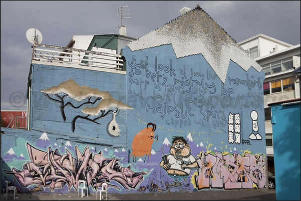 The walls of the houses of the city, are covered with murals by the most various subjects The walls of the houses of the city, are covered with murals by the most various subjects