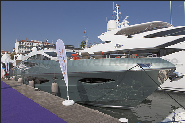 180 yachts of over 20 meters in length, exposed between the Old Port and Port Canto connected by ferries internal of the Boat Show 180 yachts of over 20 meters in length, exposed between the Old Port and Port Canto connected by ferries internal of the Boat Show