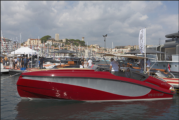 191 motor boats between 2.10 m and 20 m, on display in the central area of the Old Port