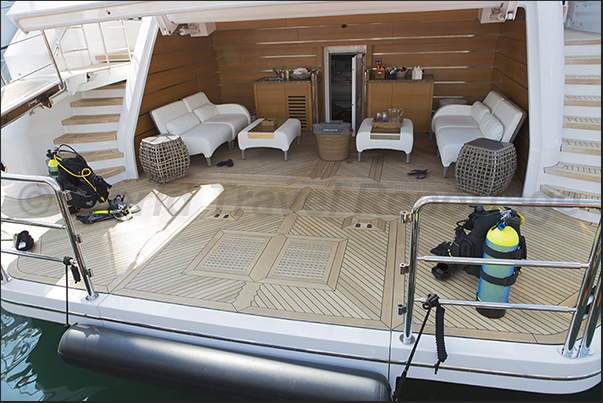 Details and sometimes curious environments, are observed on the stern of the exposed yachts