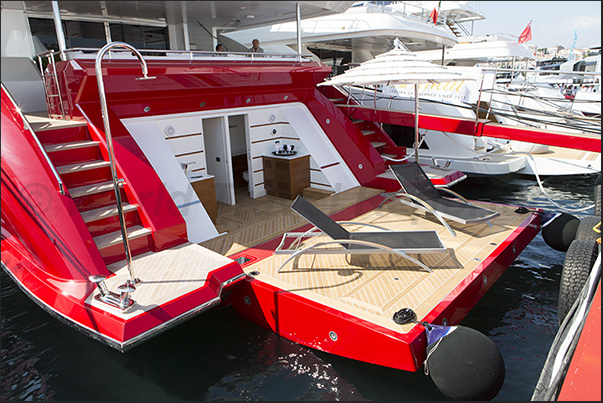 Details and sometimes curious environments, are observed on the stern of the exposed yachts