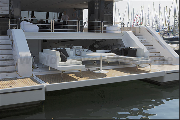 Details and sometimes curious environments, are observed on the stern of the exposed yachts