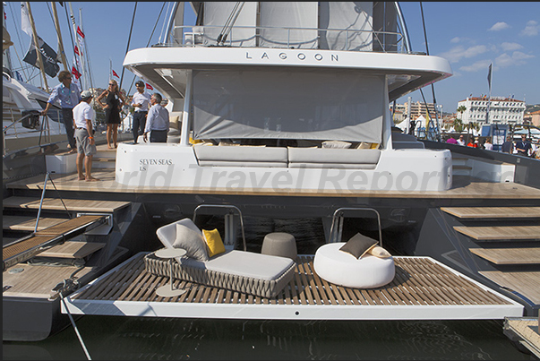 Details and sometimes curious environments, are observed on the stern of the exposed yachts