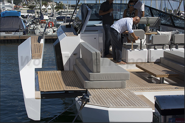 If the space is narrow, itâ€™s enough enlarge the stern of the boat