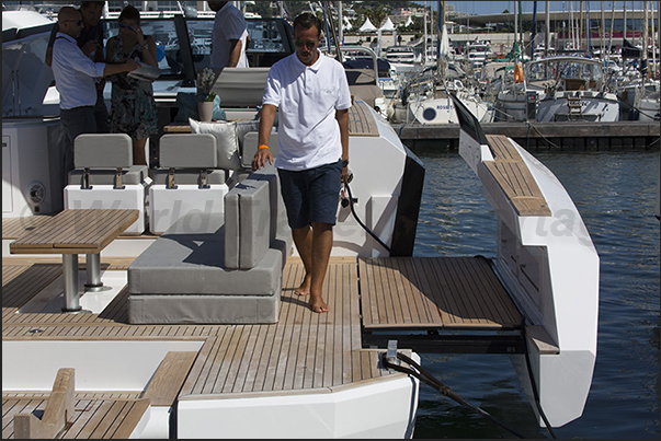 If the space is narrow, it’s enough enlarge the stern of the boat If the space is narrow, it’s enough enlarge the stern of the boat