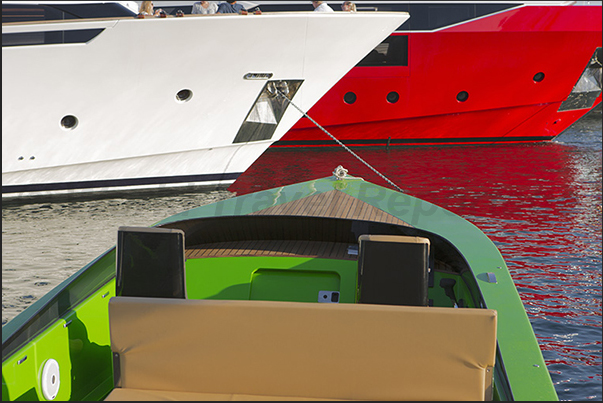 This year, new and very bright colors, decorating the large and small boats on display at Boat Show This year, new and very bright colors, decorating the large and small boats on display at Boat Show