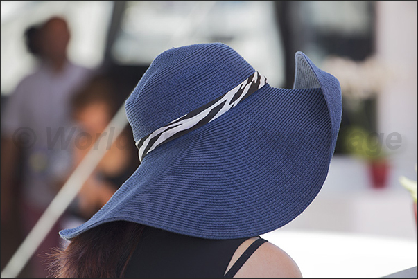 The only solution was the sun hat, used especially by the ladies visiting the boats on display along the quays of the Ports The only solution was the sun hat, used especially by the ladies visiting the boats on display along the quays of the Ports